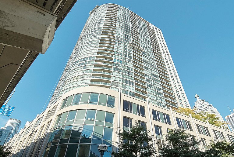 FIFA Stay 2026: Toronto Downtown 2BDR + Parking