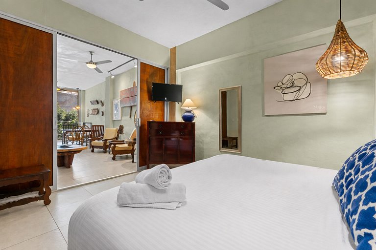 Stunning one-bedroom, 1.5Bath in the Romantic Zone