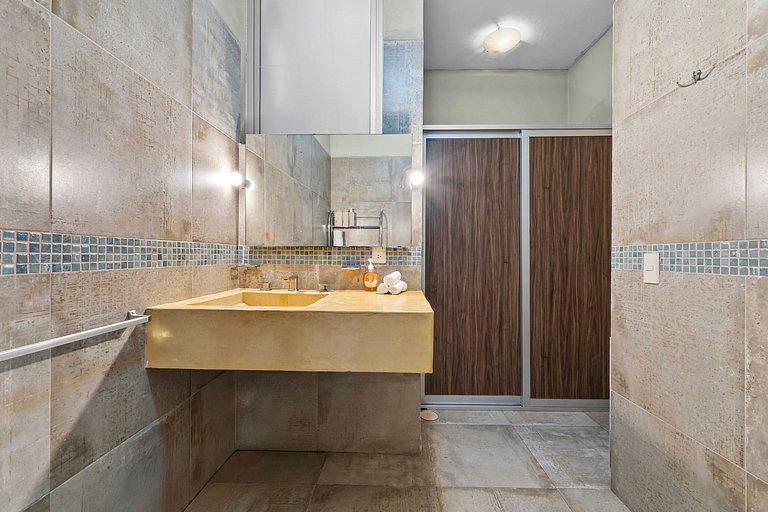 Stunning one-bedroom, 1.5Bath in the Romantic Zone