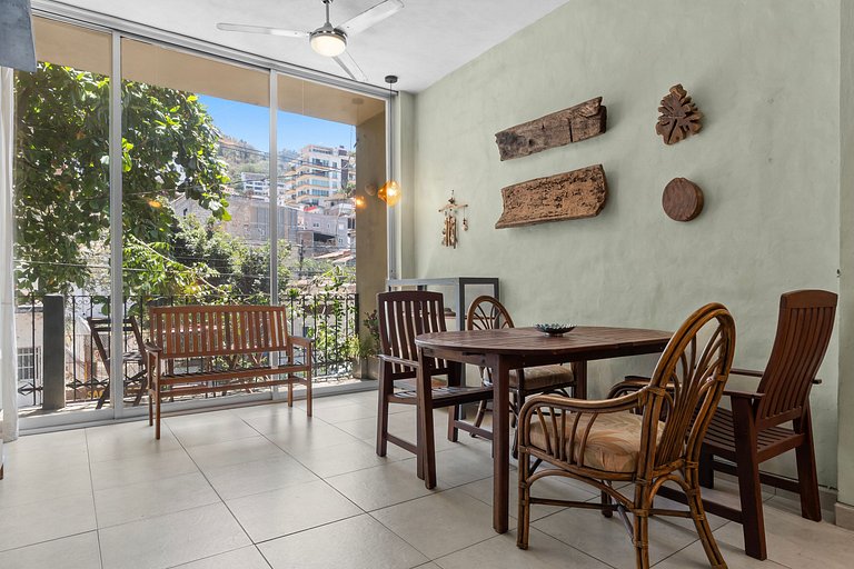 Stunning one-bedroom, 1.5Bath in the Romantic Zone