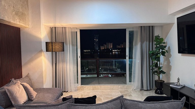 Premium Deck12 Getaway: a pocos pasos del casino.