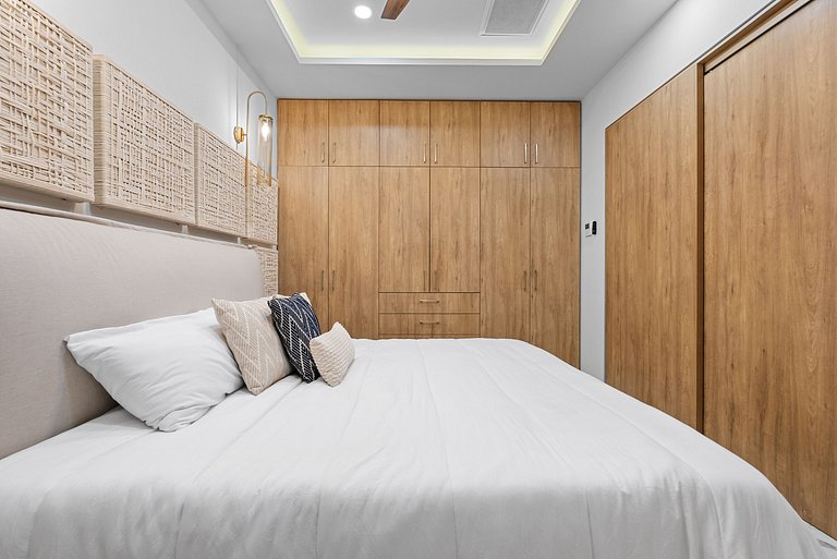 Luxury Oceanfront Condo with Jacuzzi Beach Access