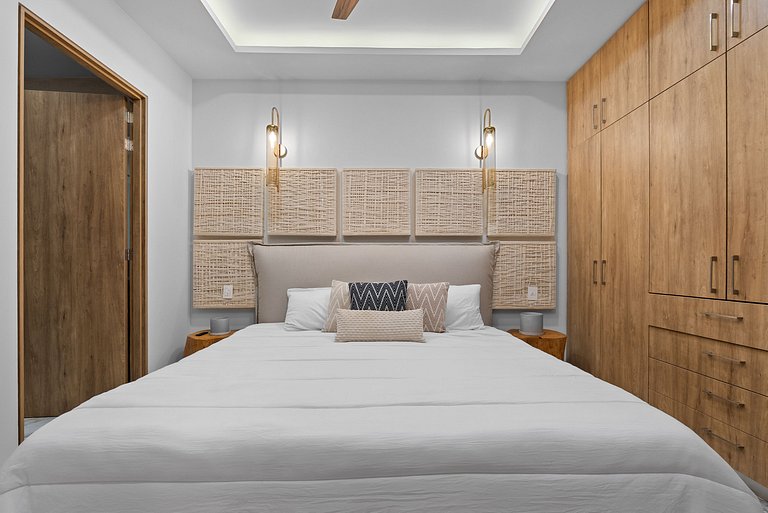 Luxury Oceanfront Condo with Jacuzzi Beach Access