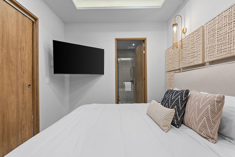 Luxury Oceanfront Condo with Jacuzzi Beach Access