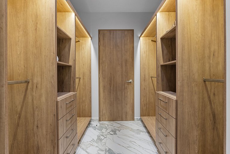 Luxury Oceanfront Condo with Jacuzzi Beach Access