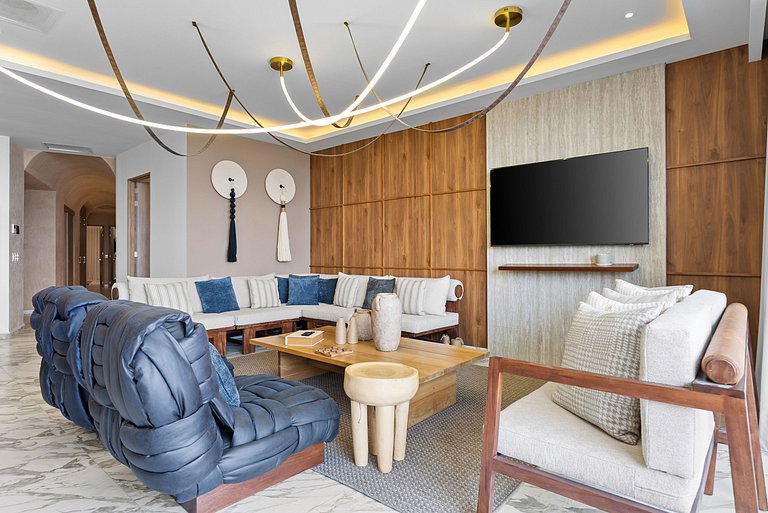 Luxury Oceanfront Condo with Jacuzzi Beach Access