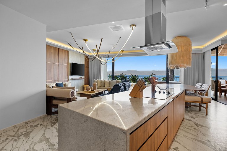 Luxury Oceanfront Condo with Jacuzzi Beach Access