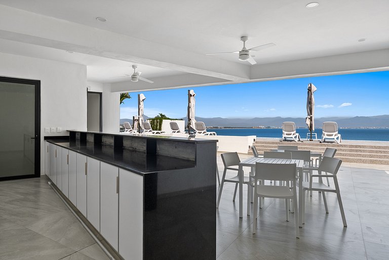 Luxury Oceanfront Condo with Private Jacuzzi