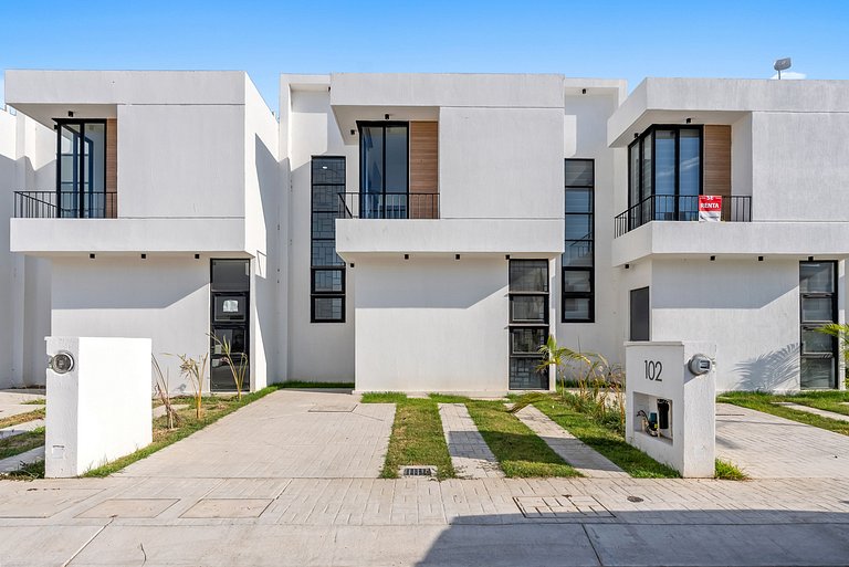 Modern 3-bedroom, 2-bath Home, Pool, Playground