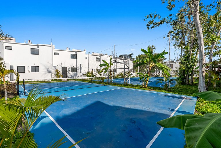 Modern 3-bedroom, 2-bath Home, Pool, Playground