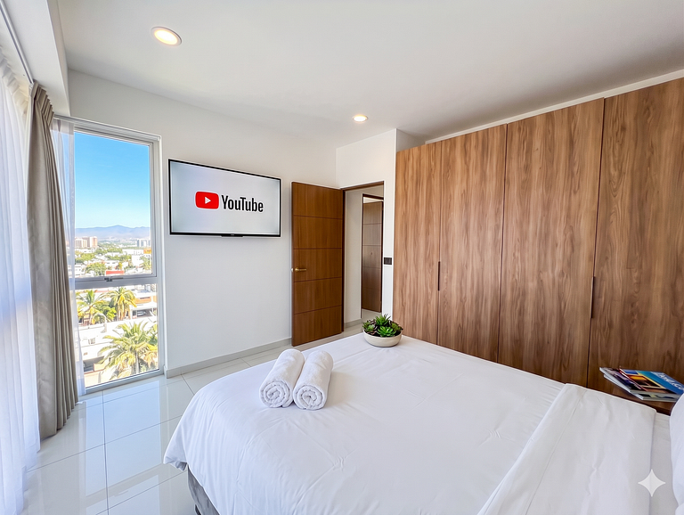 Zoho Skies, 2 bedrooms plus den, 2 bathrooms with rooftop po