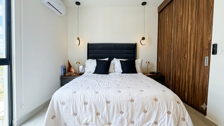 LUX 2-Storie 3-BDR , 3.5 Bath Penthouse