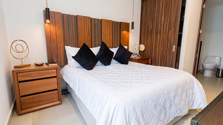 LUX 2-Storie 3-BDR , 3.5 Bath Penthouse