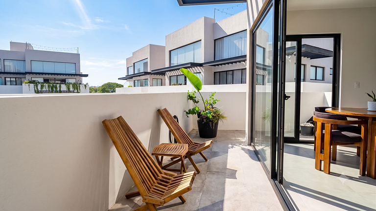 LUX 2-Storie 3-BDR , 3.5 Bath Penthouse