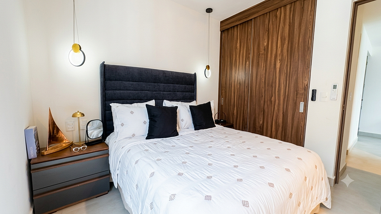 LUX 2-Storie 3-BDR , 3.5 Bath Penthouse