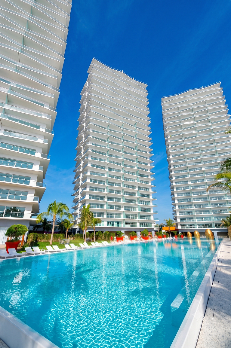 Paraíso frente al mar en Icon Vallarta: piscina y club de pl