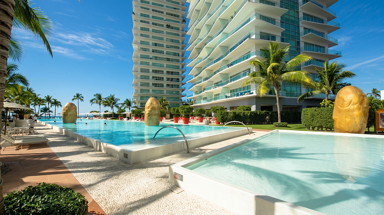 Icon Beachfront Retreat: acceso a piscina y club de 5 estrel