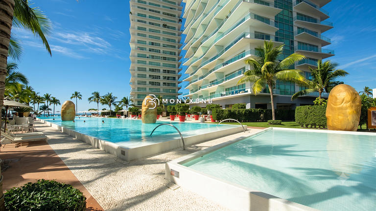 Paraíso en Icon Vallarta: piscina y club de playa