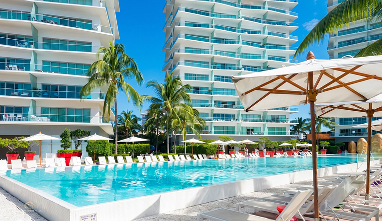Icon Vallarta frente al mar: 1 cuarto, piscina y club de pla