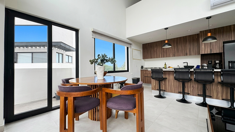 LUX 2-Storie 3-BDR , 3.5 Bath Penthouse