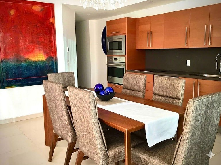 Icon Beachfront Retreat: acceso a piscina y club de 5 estrel
