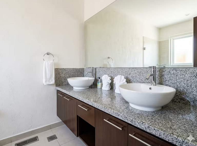 Apartamento de 2 dormitorios en planta alta con vista al mar