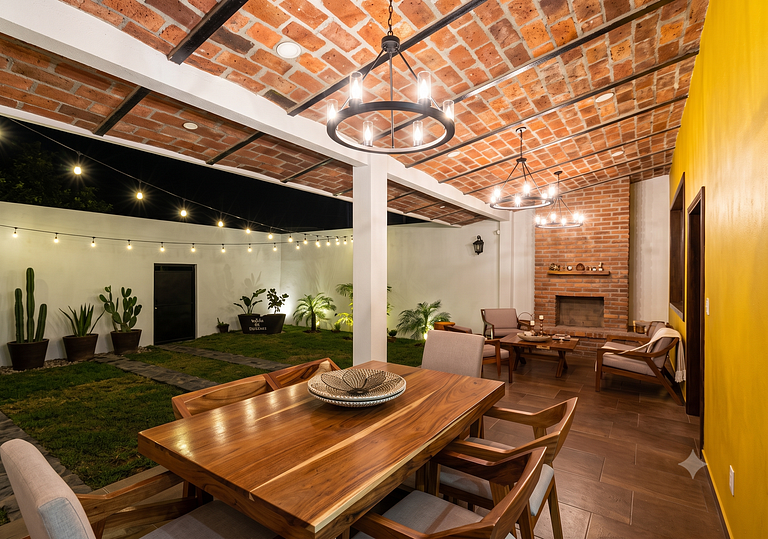 Encantadora Villa con Terraza y Chimenea Exterior