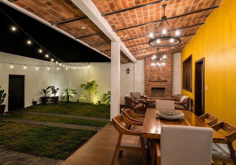Encantadora Villa con Terraza y Chimenea Exterior