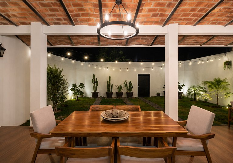 Encantadora Villa con Terraza y Chimenea Exterior