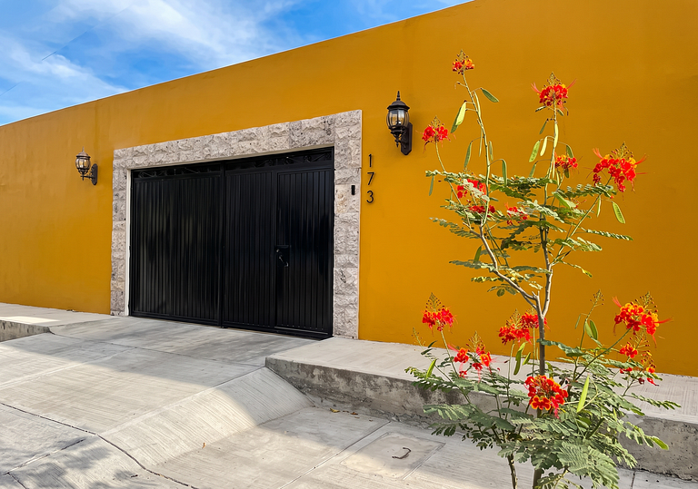 Encantadora Villa con Terraza y Chimenea Exterior