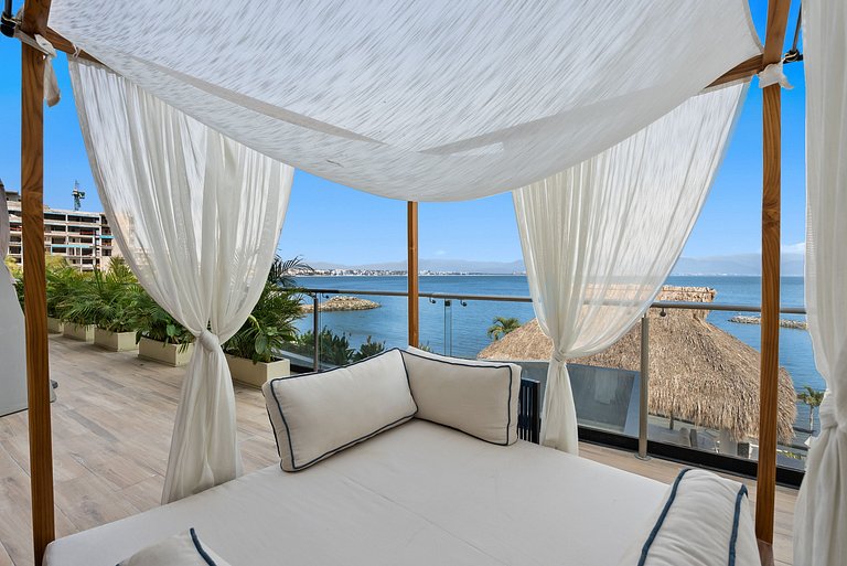 Luxury Oceanfront Condo with Jacuzzi Beach Access