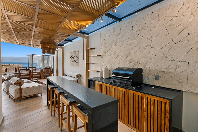 Luxury Oceanfront Condo with Jacuzzi Beach Access