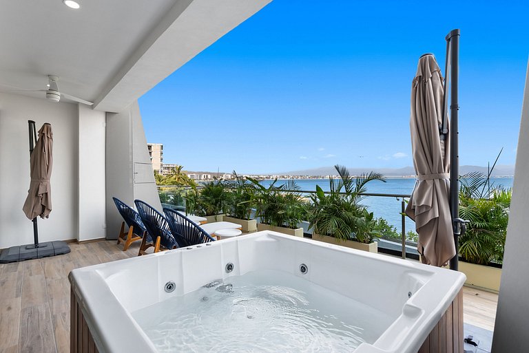 Luxury Oceanfront Condo with Jacuzzi Beach Access