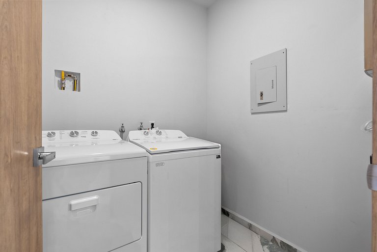 Luxury Oceanfront Condo with Jacuzzi Beach Access