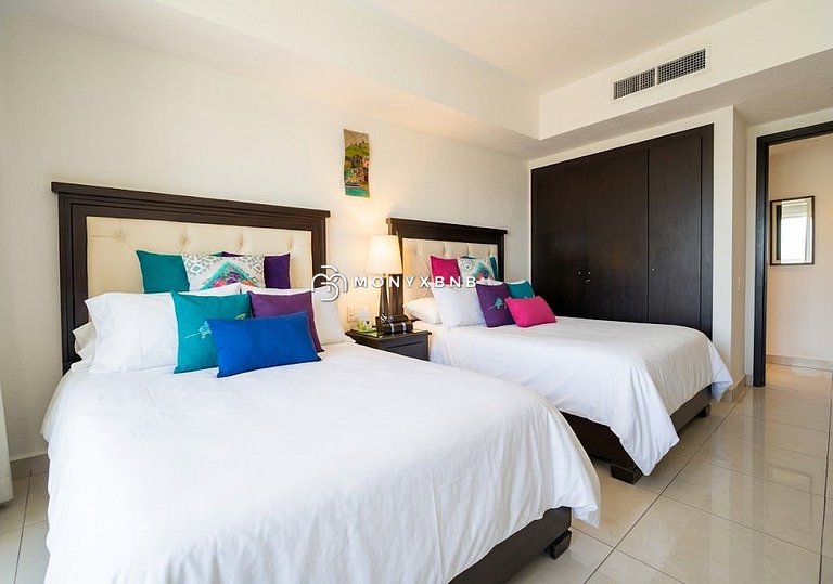 Grand Venetian Oceanfront by Monyxbnb