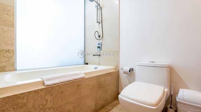 Icon Beachfront Retreat, 5-Star Pool & Club Access