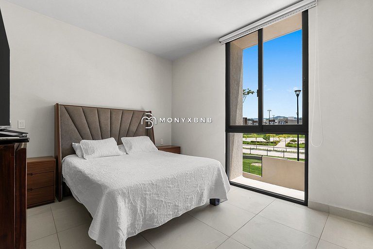 Condo with pool, paddle court, nearby, marina, airport, for