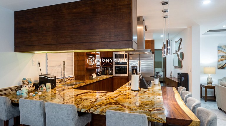The Five 3BR Penthouse, Balcony & Rooftop Pool
