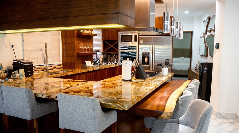 The Five 3BR Penthouse, Balcony & Rooftop Pool